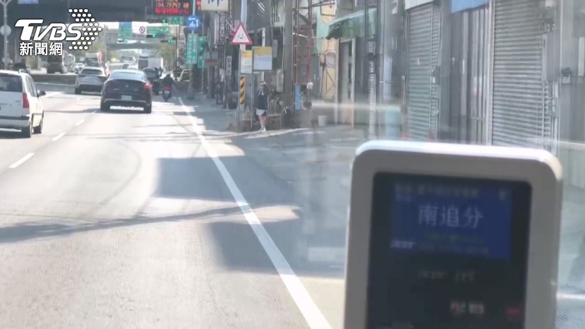 公車司機車上開課!教舉手招車「與耳朵呈45度」。(圖/TVBS)