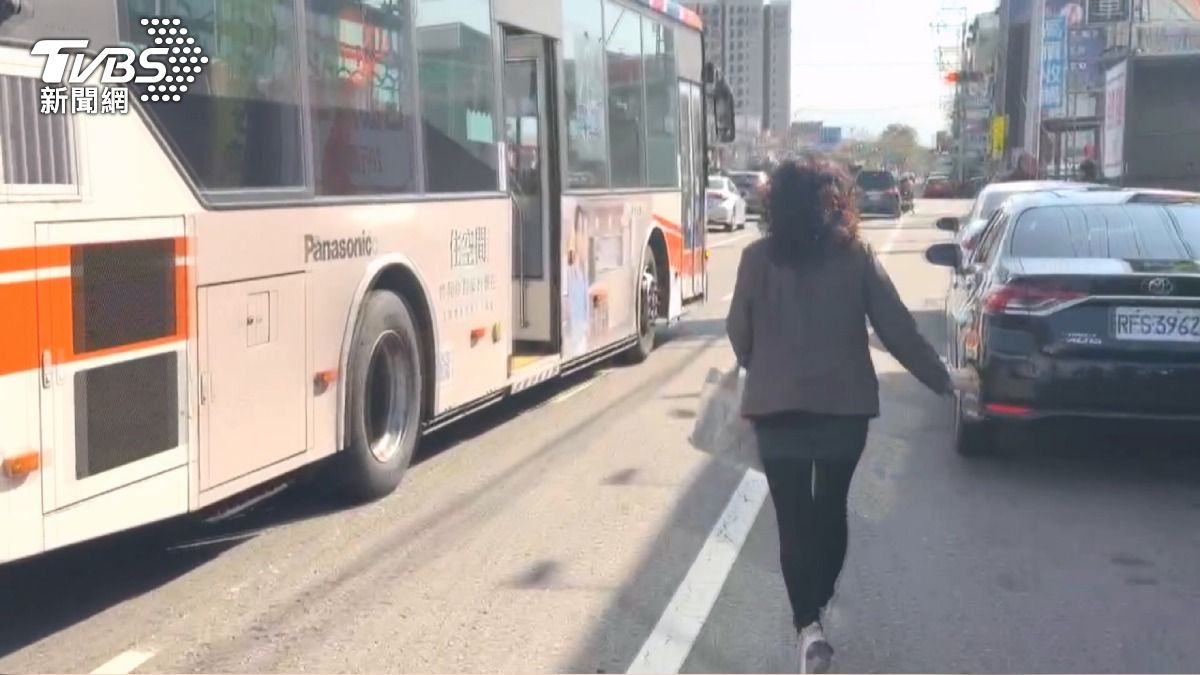 招手沒過耳?司機嗆:不會停車。(圖/TVBS)