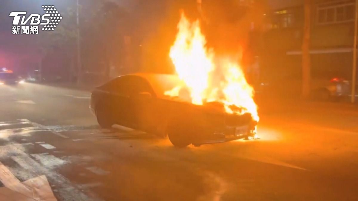 驚險!轎車引擎「冒火狂燒」 離加油站僅百米。(圖/TVBS)