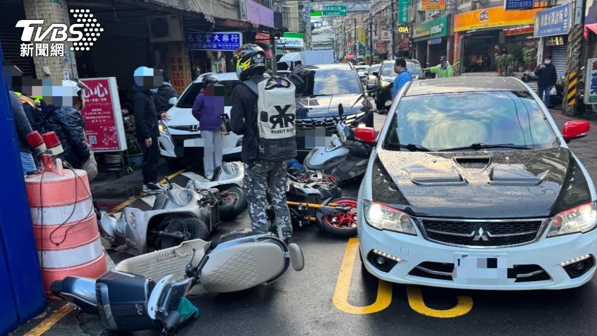 車禍現場多名騎士遭衝撞倒地。(圖/TVBS)