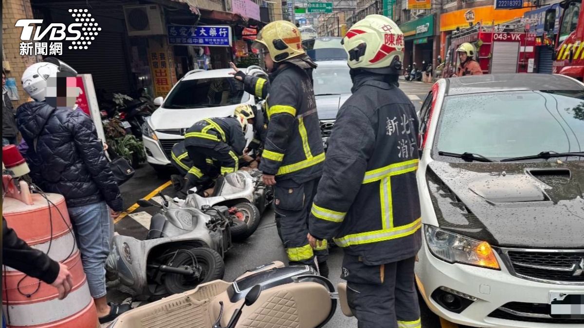 警消人員到場將傷者送醫。(圖/TVBS)