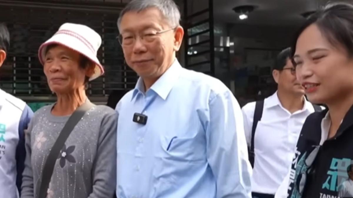 林昱孜退後一步並露出尷尬表情。(圖/翻攝自柯文哲YT)