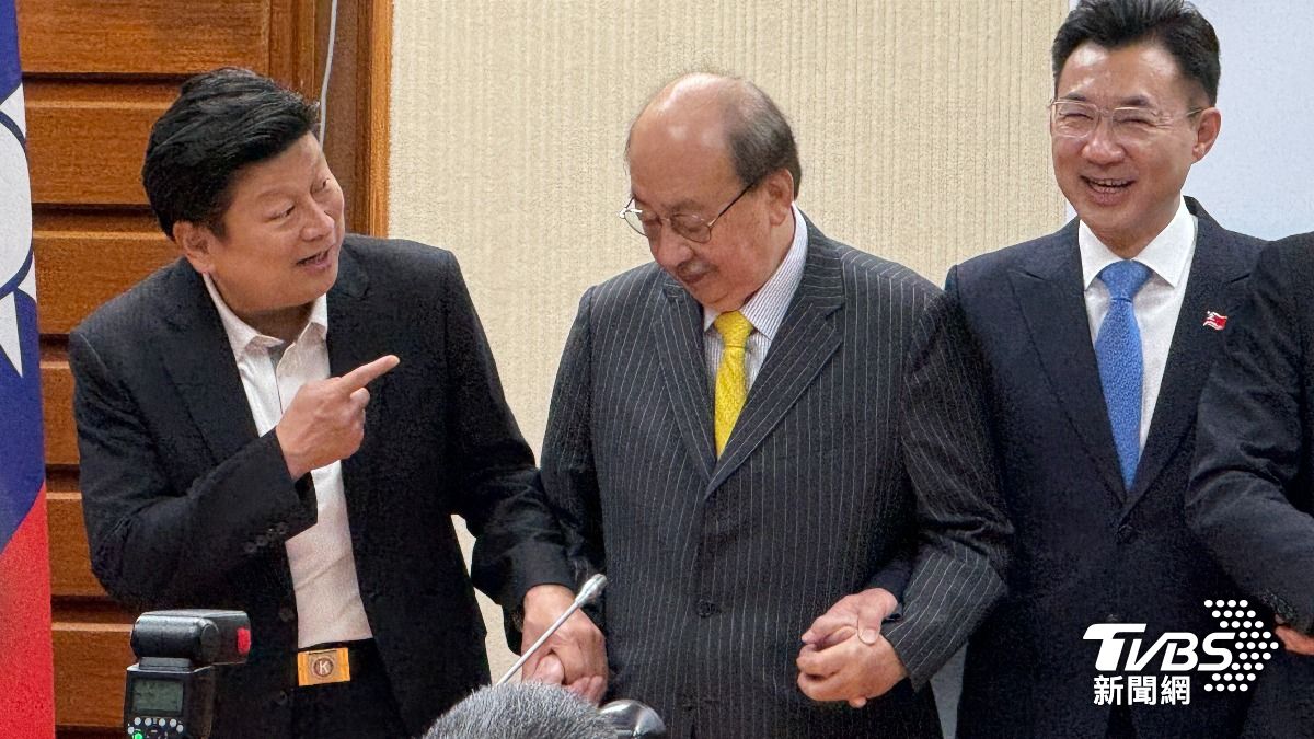 平時在立院針鋒相對的柯建銘與國民黨立法院黨團總召傅崐萁牽起手，形成十分難得的畫面。（圖／林恩如攝）