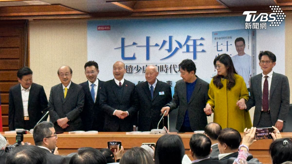 平時在立院針鋒相對的柯建銘與國民黨立法院黨團總召傅崐萁牽起手，形成十分難得的畫面。（圖／林恩如攝）