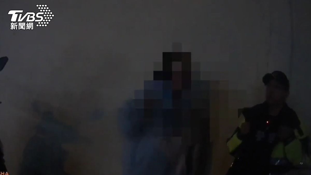 女乘客嚇壞,報警處置後還原當時情況。(圖/TVBS)
