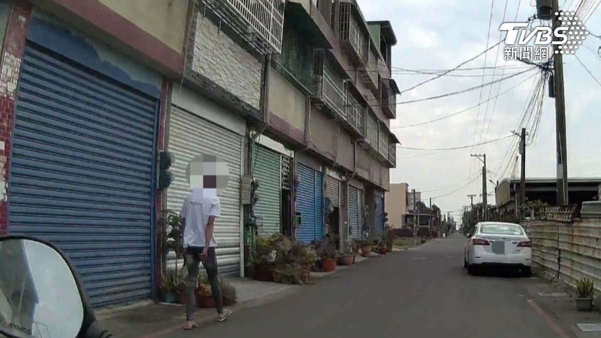 男子獨自行走於海邊巷弄邊走邊拭淚。(圖/TVBS)