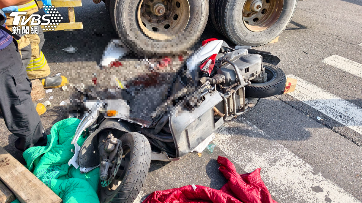 快訊/台南拖板車巨輪濺血!女下肢「卡死」崩潰哀嚎