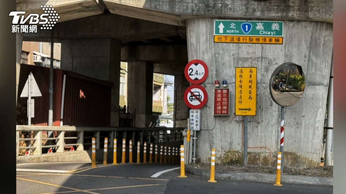 實際勘查現場,地下道入口,已經有設置禁止汽車進入的標誌。(圖/TVBS)