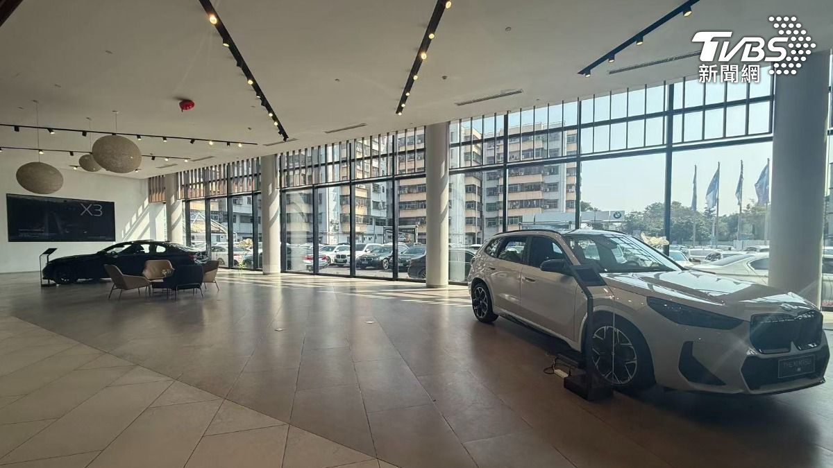 深圳某BMW展示中心骨折價清貨，車輛秒殺售罄快，展示間剩3輛。（圖／TVBS）