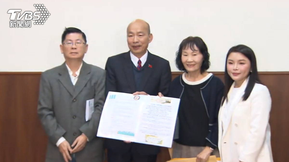 在阿布達比轉機卻遭誤捕，滯留55天，陳姓男子返台後，攜妻感謝韓國瑜與張嘉郡，也感謝外交部的協助。（圖／TVBS）