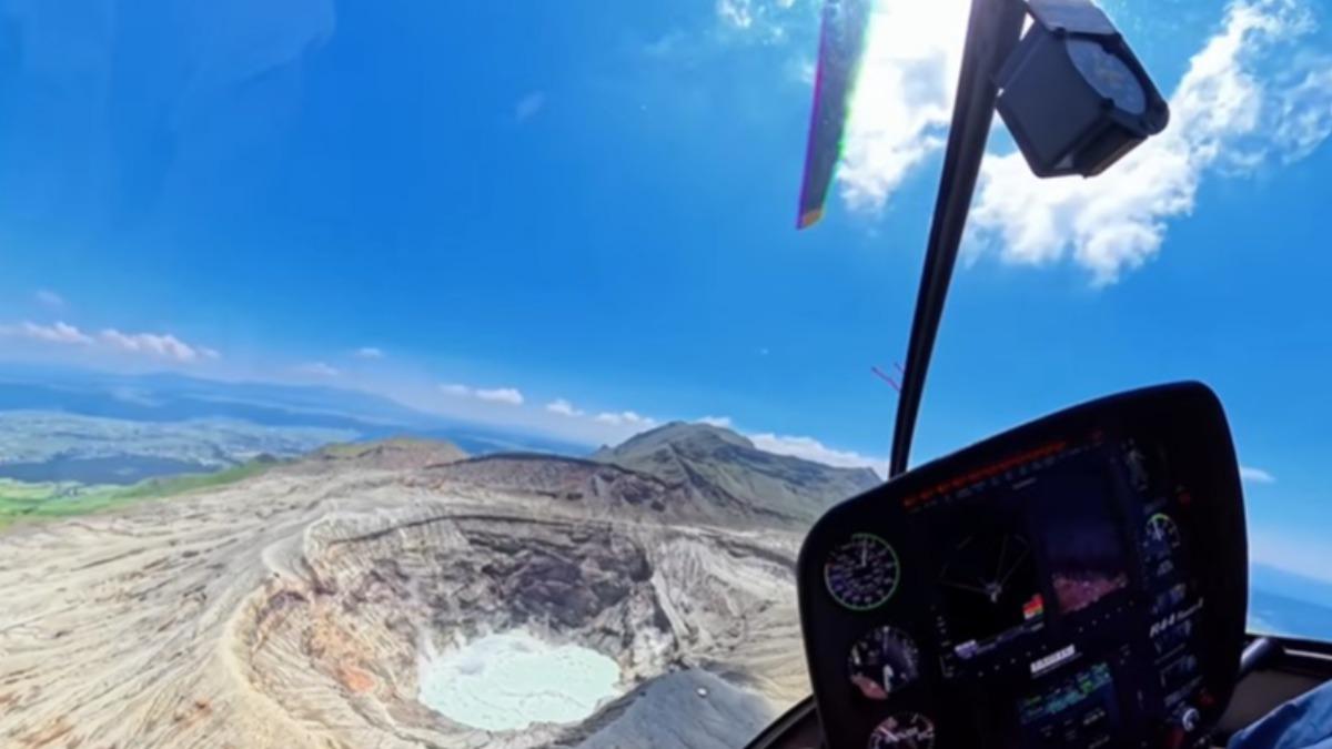 搭直升機俯瞰阿蘇火山是熊本熱門打卡行程。(圖/YouTube@yy生活誌)