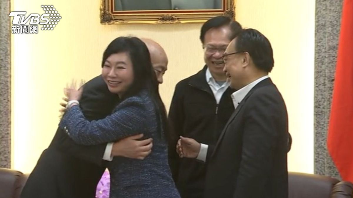 民眾黨立委與韓國瑜熱情擁抱,感謝過去兩年的支持與幫忙。(圖/TVBS)