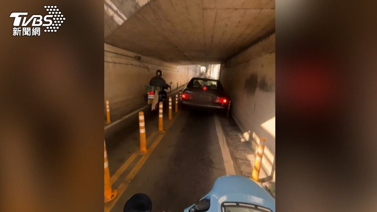 卡緊餒!汽車誤闖地下道龜速,騎士等不了冒險逆向超車。(圖/畫面提供threads_syuan_1005)