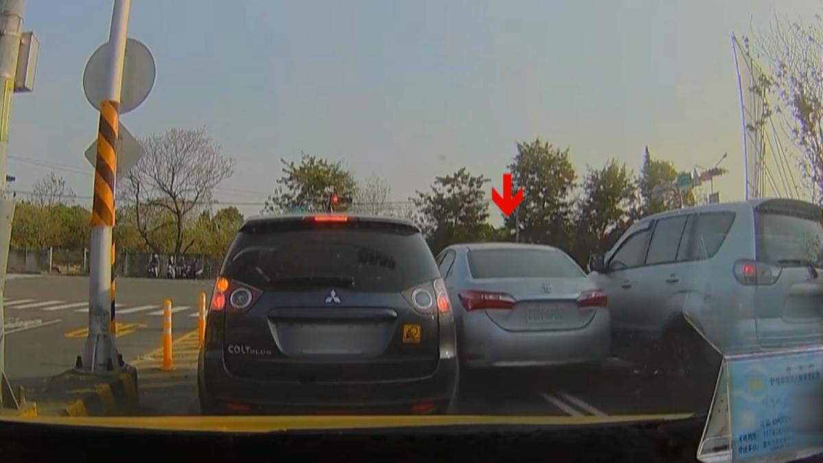 鋌而走險!車手躲警「硬鑽兩車縫」,緊貼車輛硬開險擦撞。(圖/翻攝Threads:crab.yang_qi)