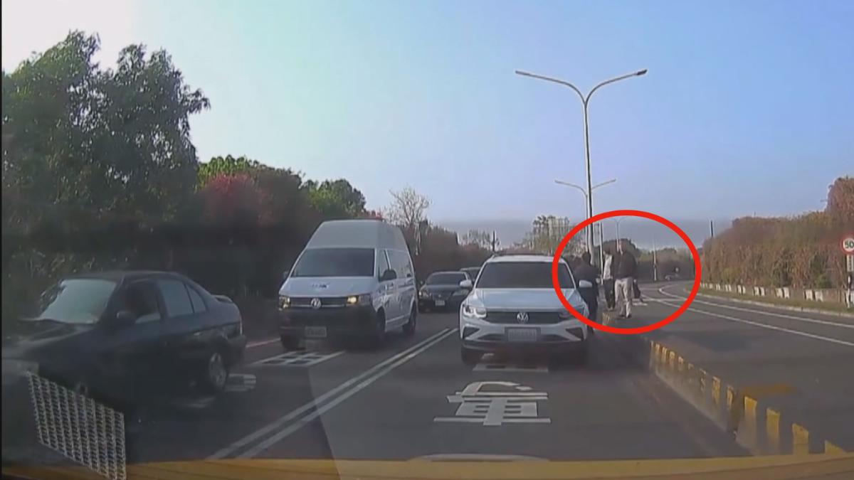 詐騙車手鑽縫落跑,三名便衣員警連忙下車追緝。(圖/翻攝Threads:crab.yang_qi)