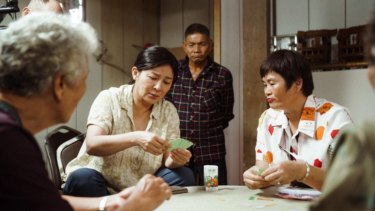 王彩樺在《恨女的逆襲》中有賭博的惡習。(圖/華映提供)