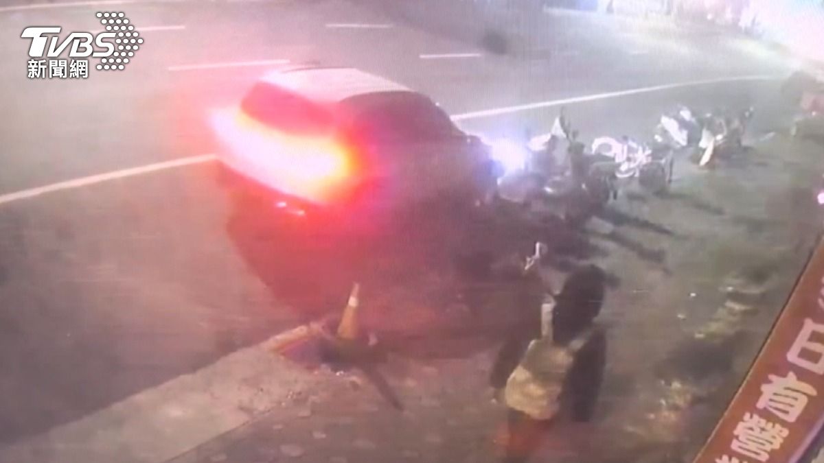 門一開「車怎在滑行」 70歲女疑忘打P檔撞5車