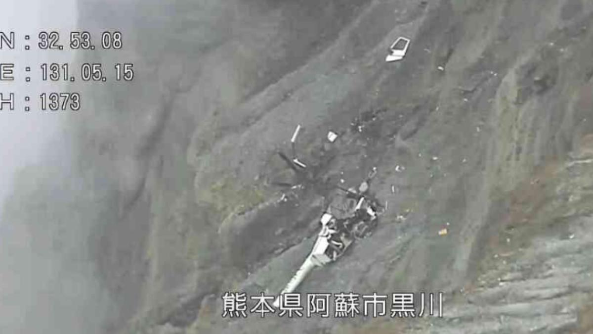 快訊/阿蘇火山口附近直升機殘骸畫面曝 明早搜索失聯2台人與駕駛