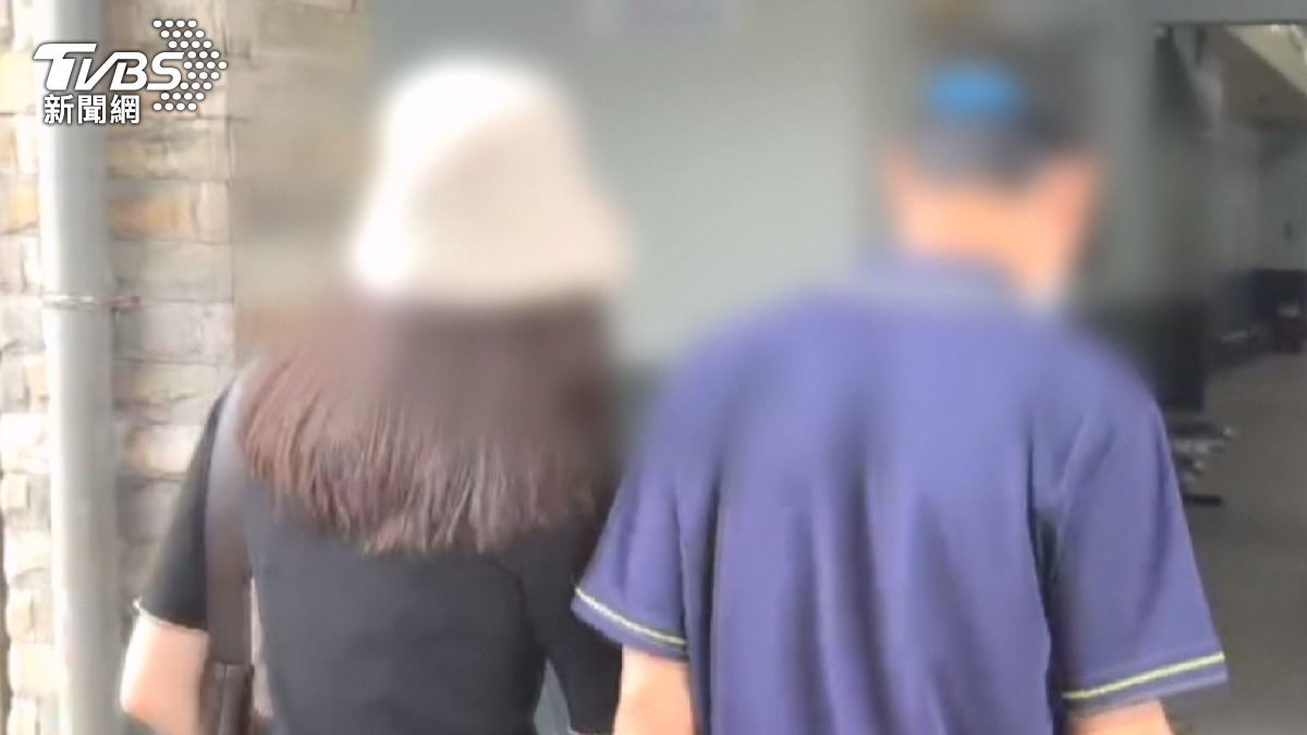 21歲女遭母囚禁浴室900多天身亡 雙親遭起訴 (右為死者父親 左為死者胞姊)