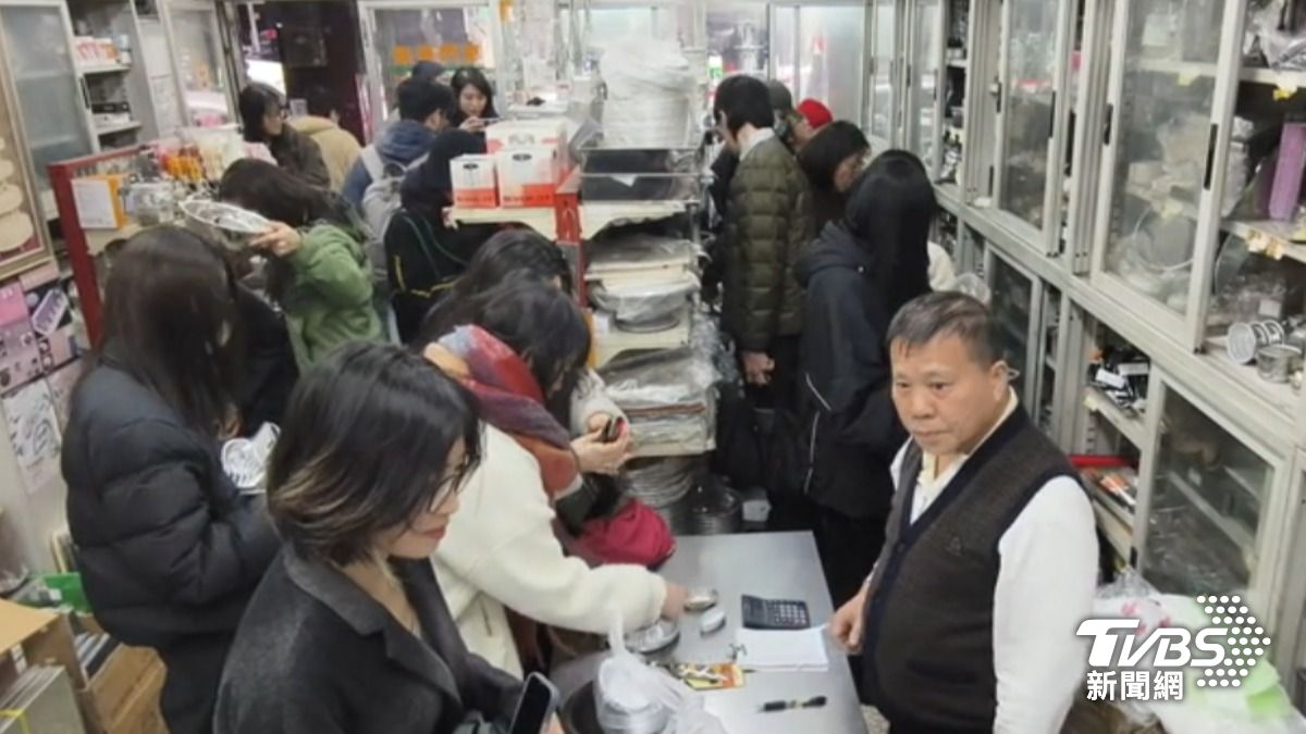 70年老店「白鐵號」清倉拍賣被擠爆，老闆坦言年紀大要退休了。（圖／TVBS）