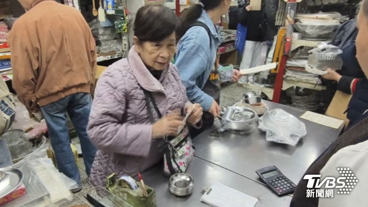 許多老顧客從年輕時就常來光顧，大讚是「烘焙模具中的LV」。（圖／TVBS）