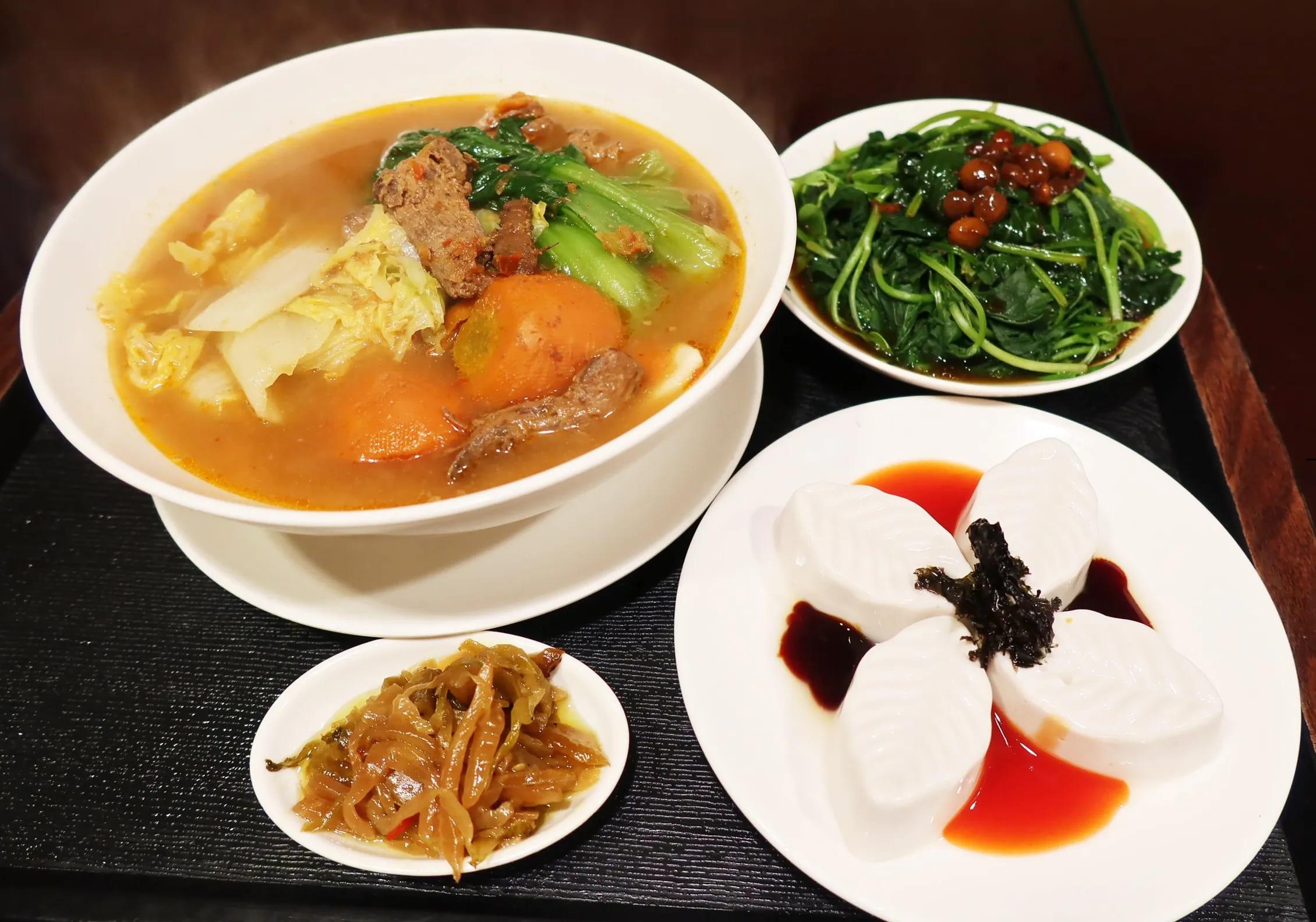 滴水坊秉持「以食布教」與「給人歡喜」的初衷,多由志工與法師共同營運。(圖/翻攝自佛光山極樂寺官網)