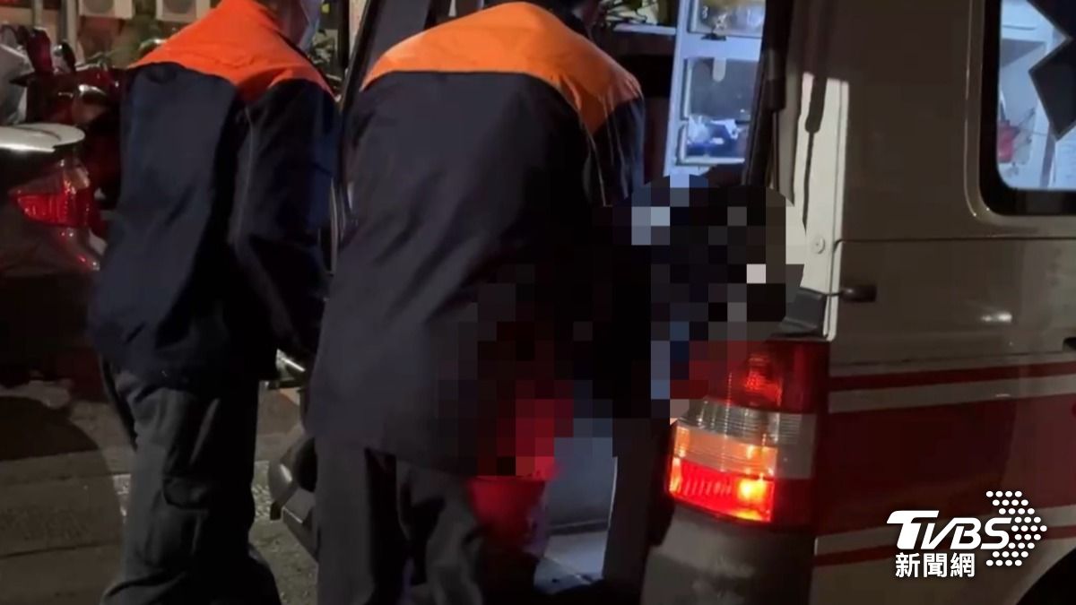 受傷的單車騎士包紮送醫。(圖/TVBS)