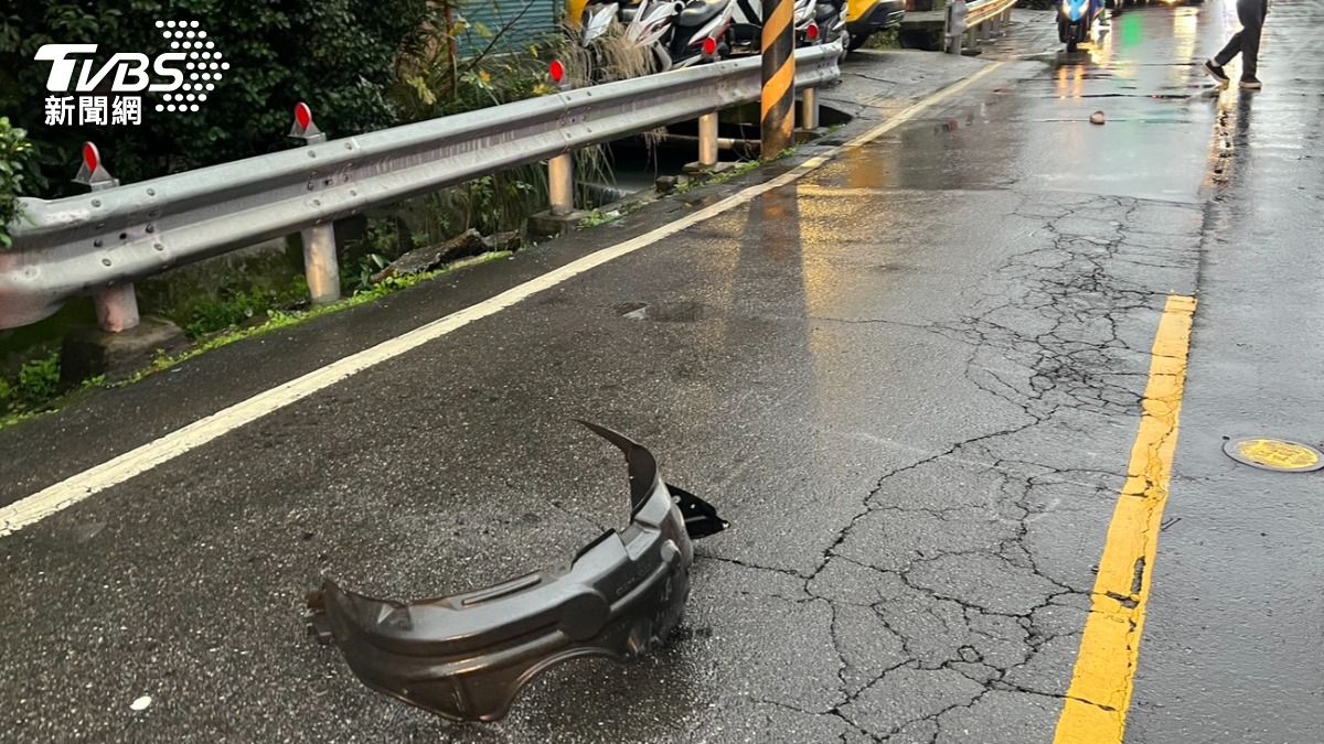 車體零件掉落。(圖/TVBS)