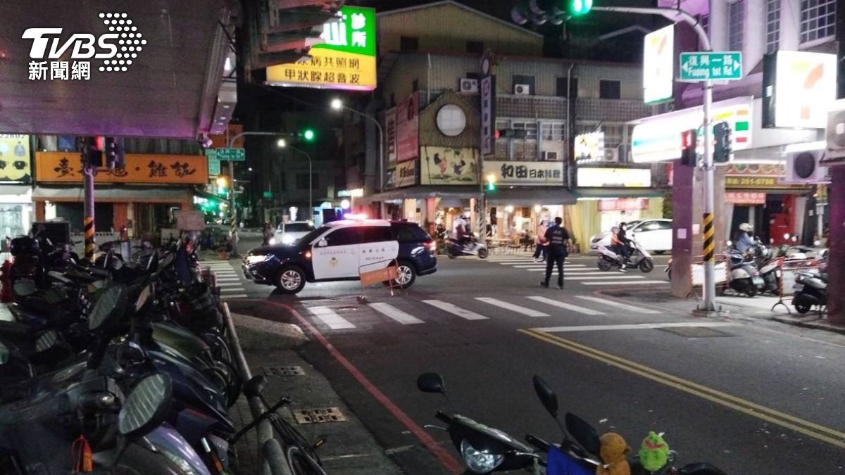 大樓突天降玻璃瓶，嚇得路過民眾紛紛閃躲。（圖／TVBS）