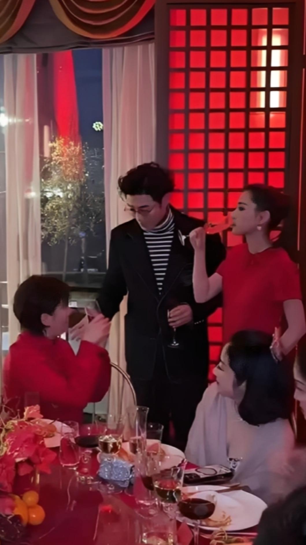 兩人還在現場一同走向前輩徐帆身邊敬酒,畫面看來幸福甜蜜。(圖/翻攝自小紅書)