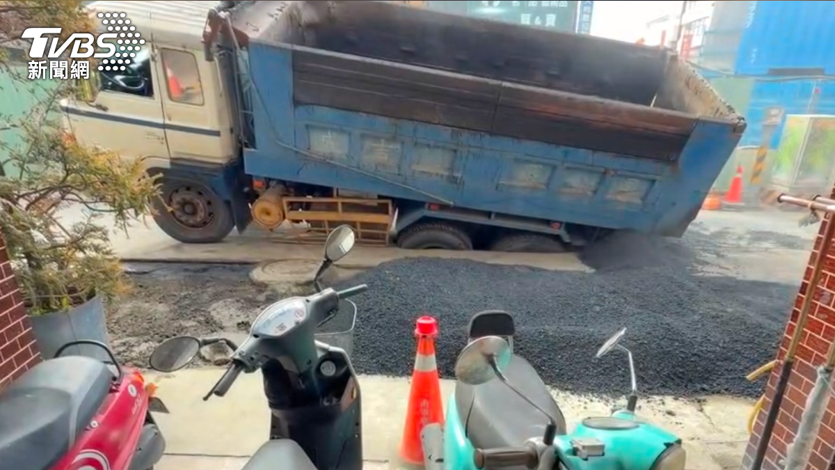 貨車整台傾斜無法行走。(圖/TVBS)