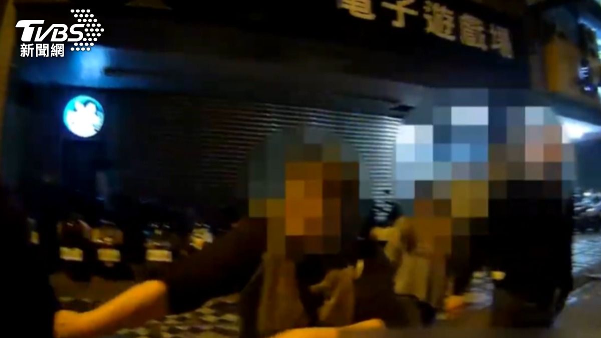 當時兩名男子互毆，一旁民眾急忙勸架。（圖／TVBS）