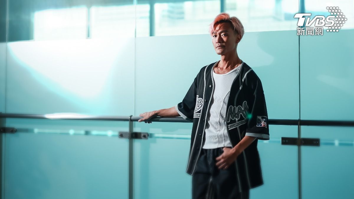 林俊逸鍛鍊精實體態,更重拾衝浪興趣,皮膚曬得黝黑。(圖/趙世平攝)