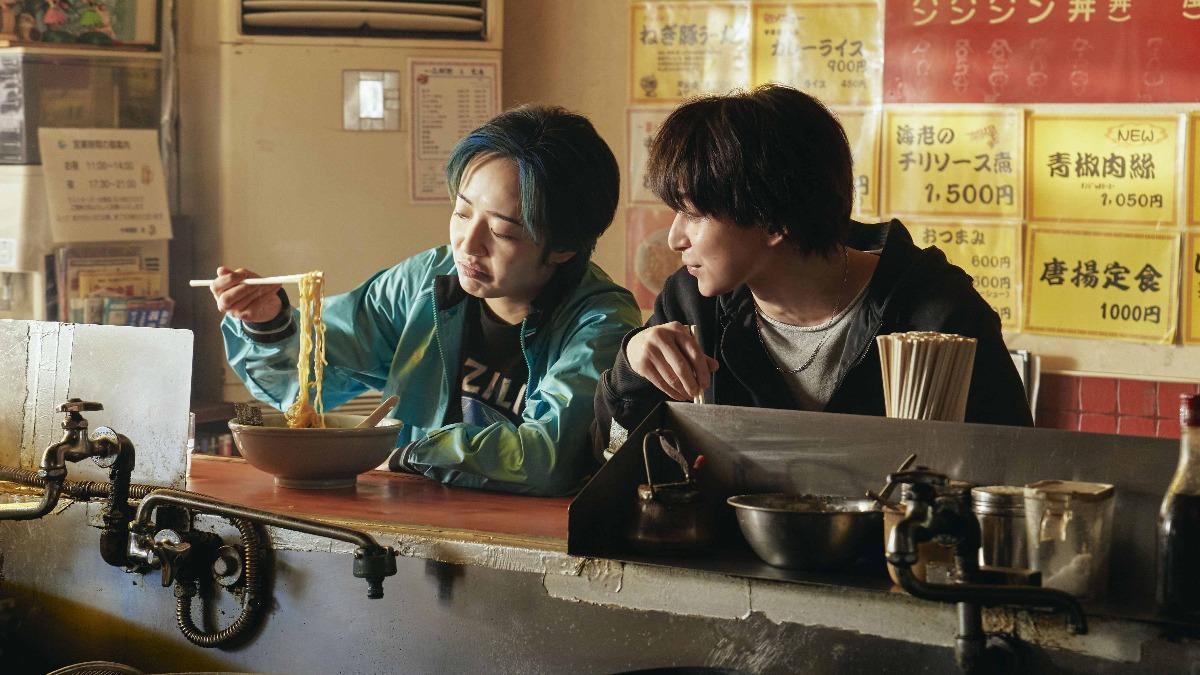 佐久間大介(右)分享和森田望智並肩吃著拉麵、聊起童年往事的戲,是最純粹無暇的情誼。(圖/天馬行空提供)