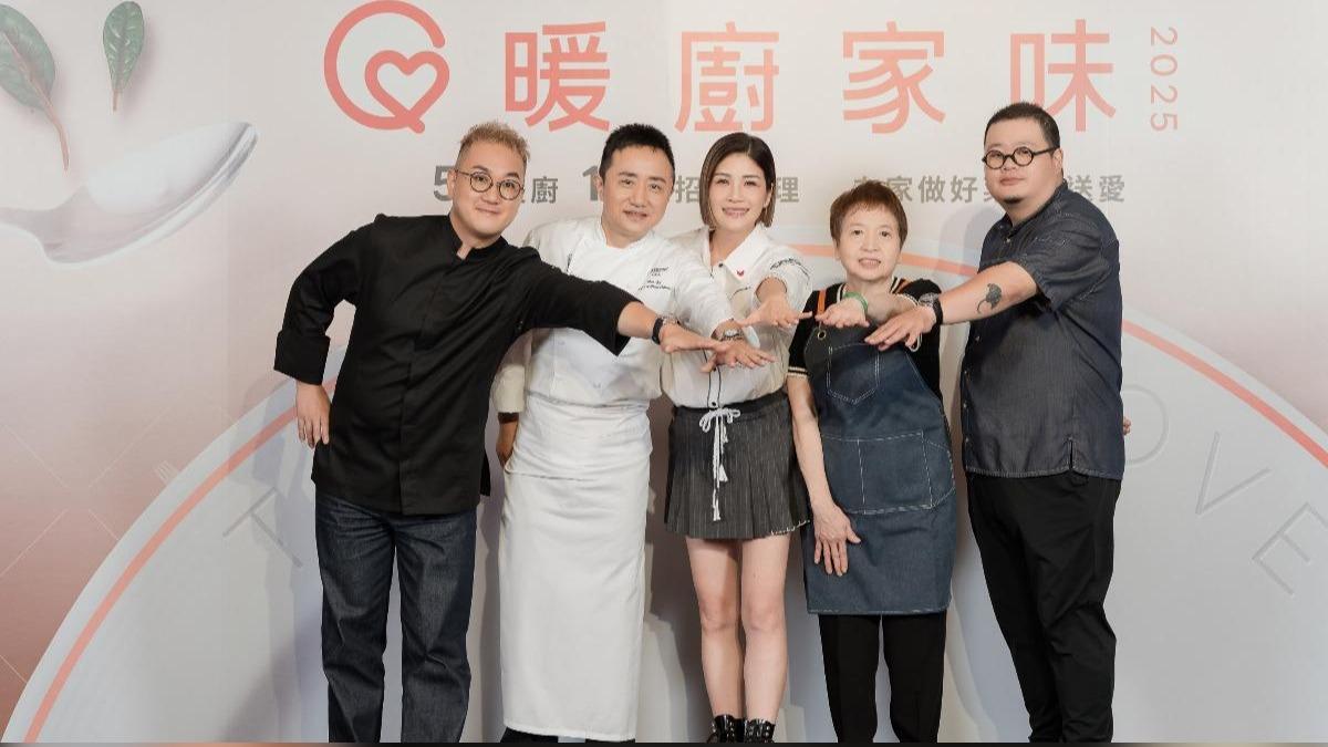 李信男(右起)、林麗珠、鄔海明、萩本郡大為蔣雅淇(中)第二季《暖廚家味》的嘉賓。(圖/暖廚家味)