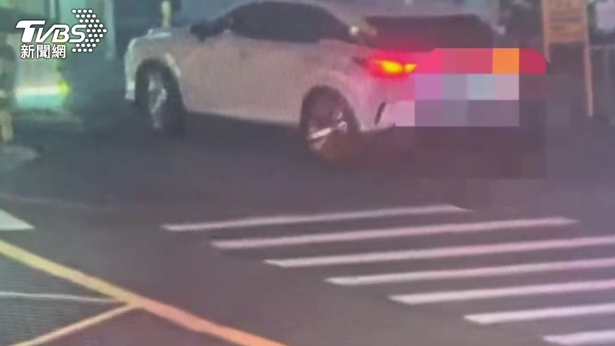 男子違停擋住停車場出入口,但因屬私人土地警方無法開單告發。(圖/TVBS)