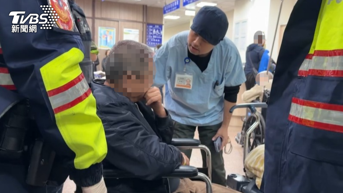 急診醫師輕聲安撫後,男子情緒立刻穩定。(圖/TVBS)