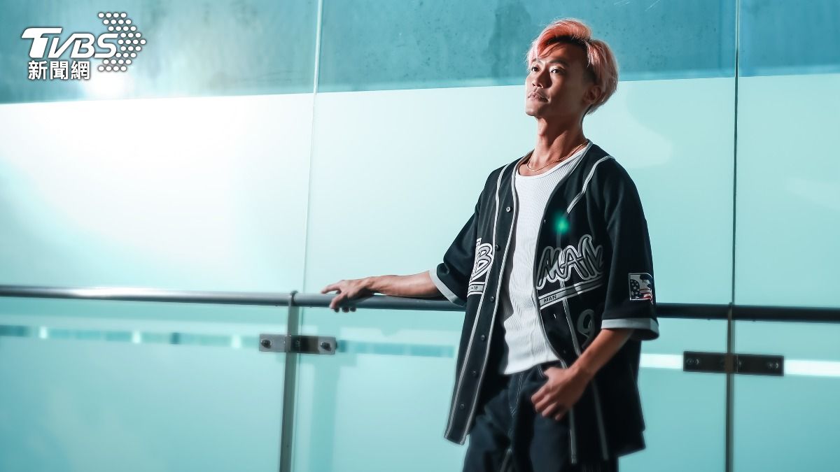 林俊逸在疫情後著手退休金規劃,並學習投資股票。(圖/趙世平攝)