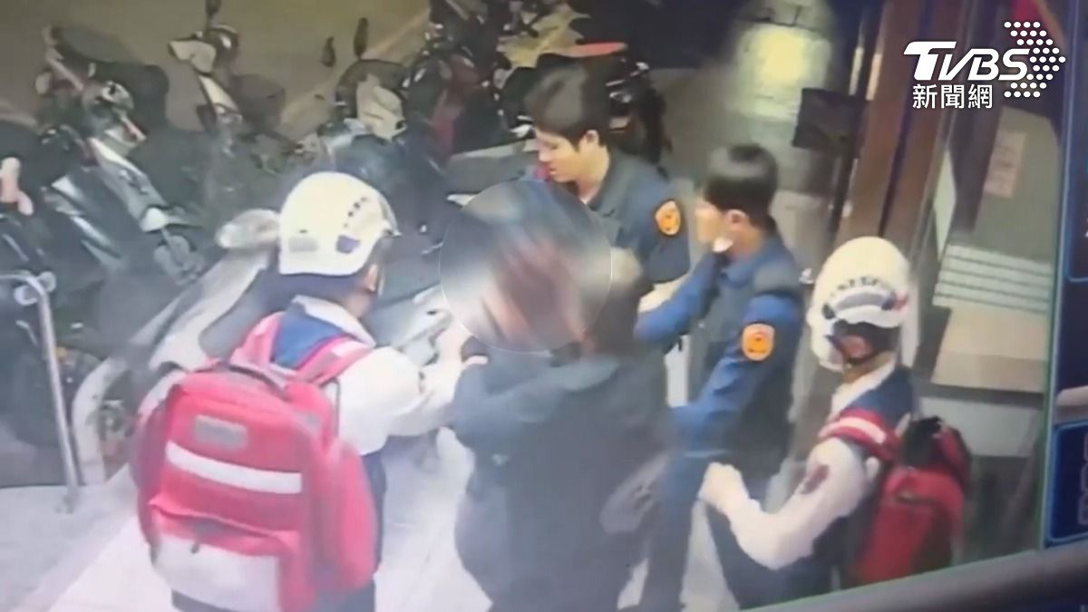 高雄新興區有名女子,因為情緒不穩,竟然從住家8樓,高空丟下玻璃瓶,被警消強制送醫期間,甚至還出腳踹了一旁的機車(圖/TVBS)