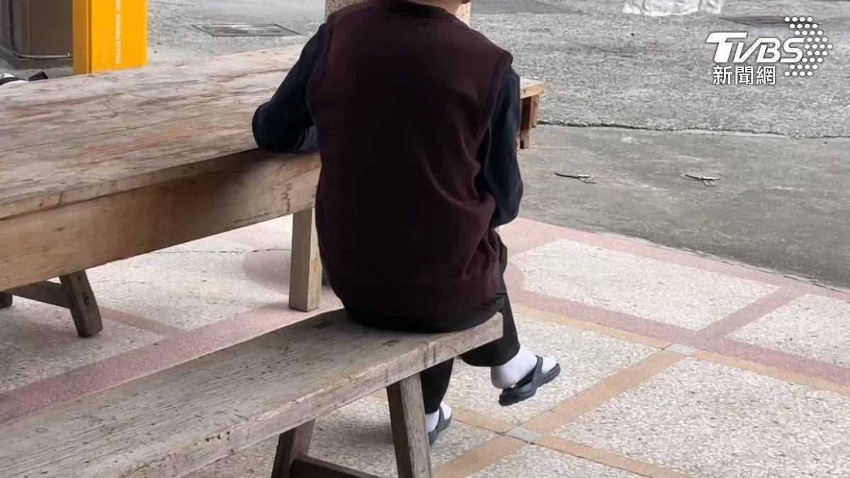 鹽埕區也有一位紅茶哥,他時常出沒在鹽埕老街賊仔市周邊,不過日前,卻跟蹤年輕女性,還對著她們「笑」,把人嚇壞了(圖/TVBS)