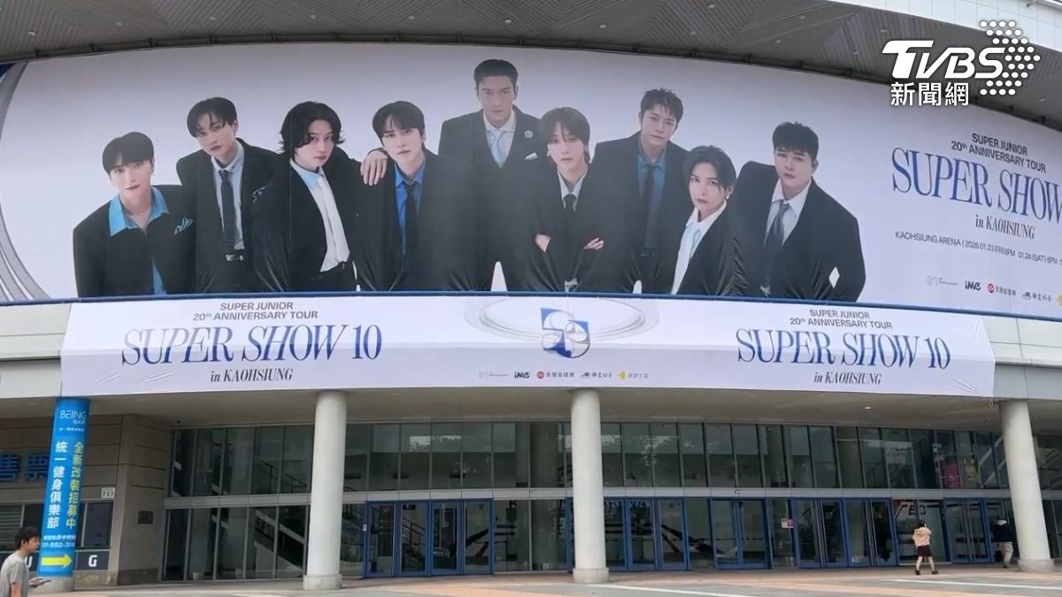 韓國天團Super Junior將會在23日,一連到高雄巨蛋開唱3天,在高雄捷運也有滿滿的歐巴們,在捷運車廂以及巨蛋外頭更是拍照拍不完(圖/TVBS)