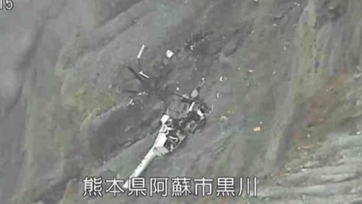 日本阿蘇山發現疑似直升機殘骸,因天候差、火山氣體濃度高,搜救失聯2臺人受阻。(圖/翻攝自熊本縣警)