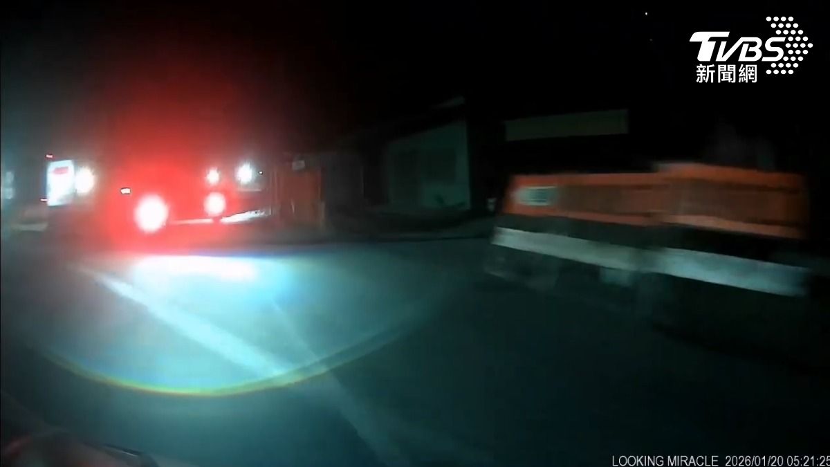 台南關廟發生一起車禍,原來是有一處工地的施工告示牌,竟然面向草叢,甚至工地的柵欄也是打開的,一群人誤闖後打滑摔車(圖/翻攝Threads_rainbowdog_8221)