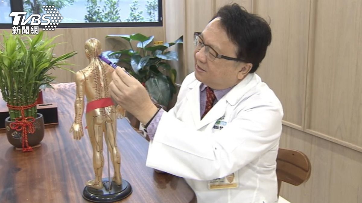 中醫師陳潮宗提醒，不論是淋巴按摩還排毒，體質虛弱者要注意，如果還有頭暈、想吐，別立刻起身行走。（圖／TVBS）