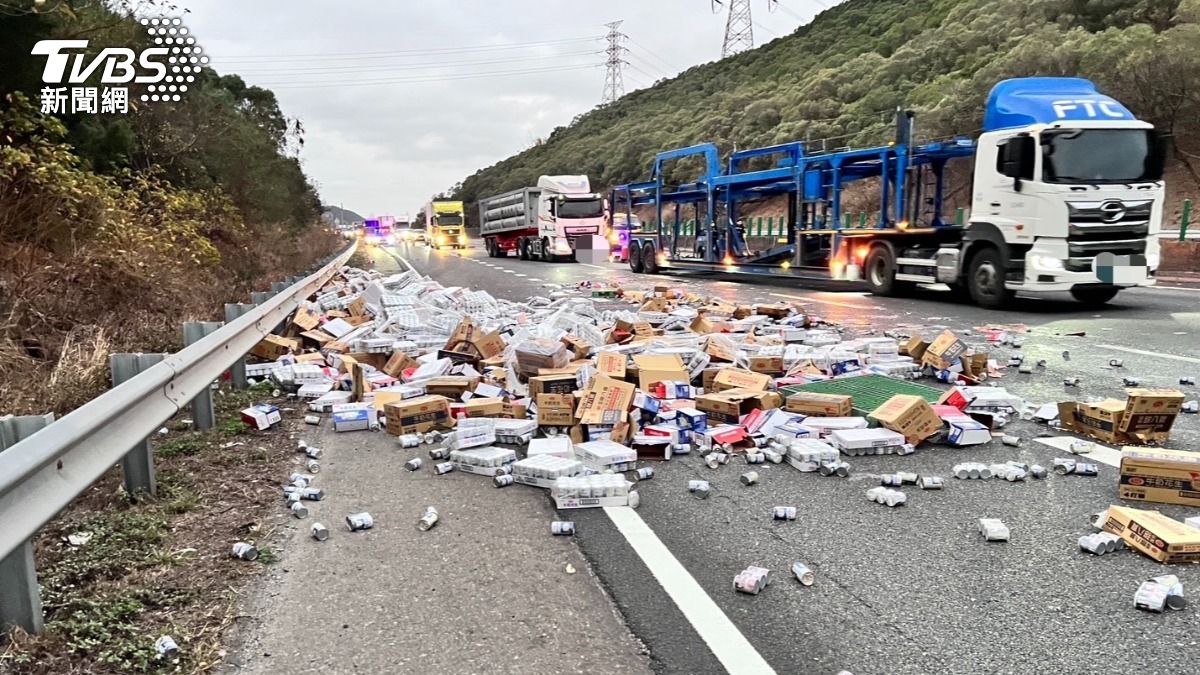 國道3號轎車疑為閃動物自撞護欄 遭大貨車追撞「八寶粥掉滿地」