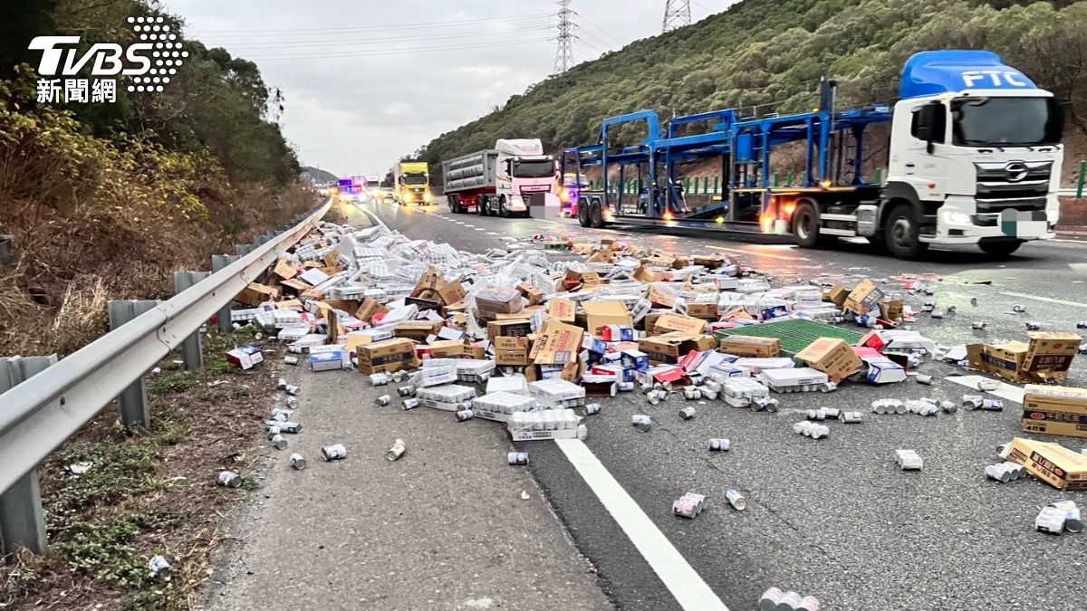 國道3號轎車疑為閃動物自撞護欄 遭大貨車追撞 罐頭食品掉滿地