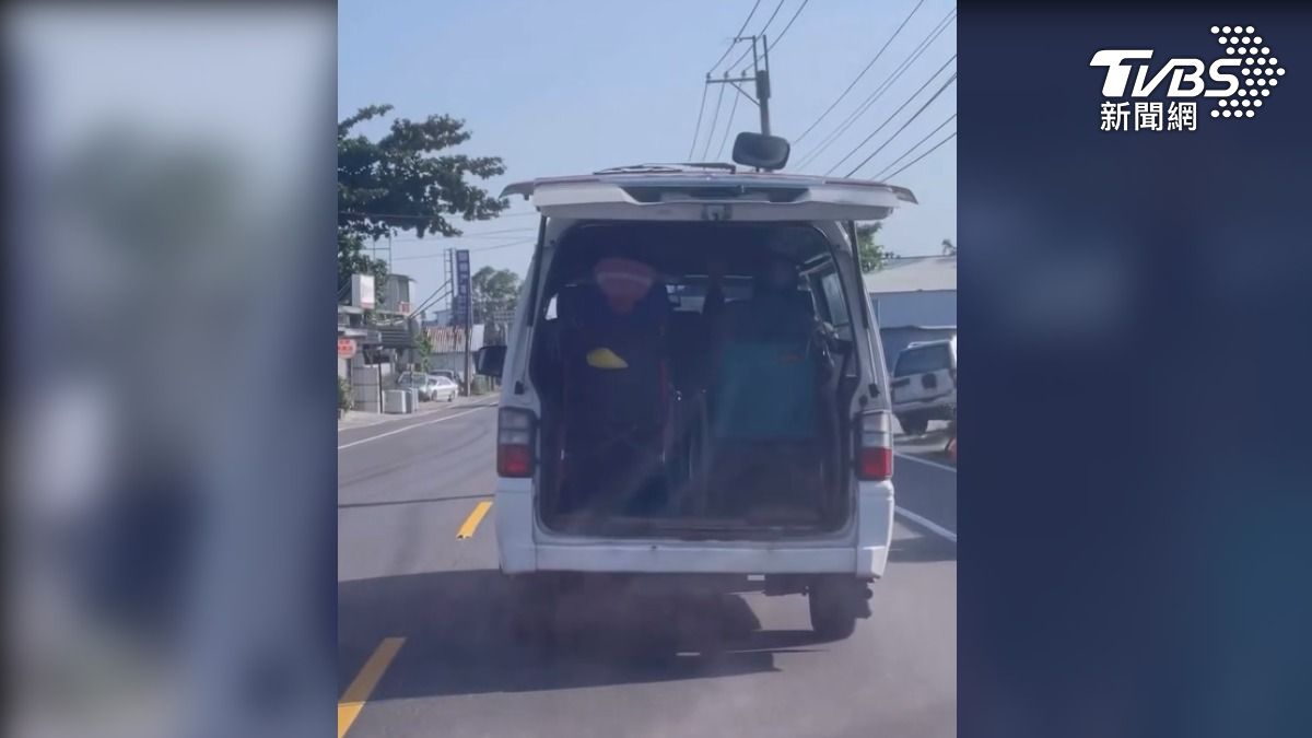 台東有民眾看到,一輛廂型車開在路上,後車廂竟然沒有關,裡面還放著2部輪椅,輪椅上面還有人(圖/翻攝Threads_jin_geng)