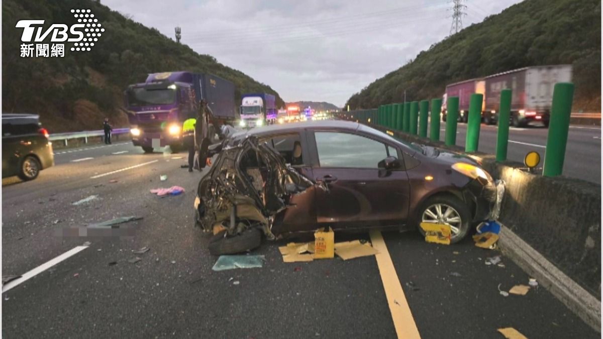國道3號轎車疑為閃動物自撞護欄 遭大貨車追撞