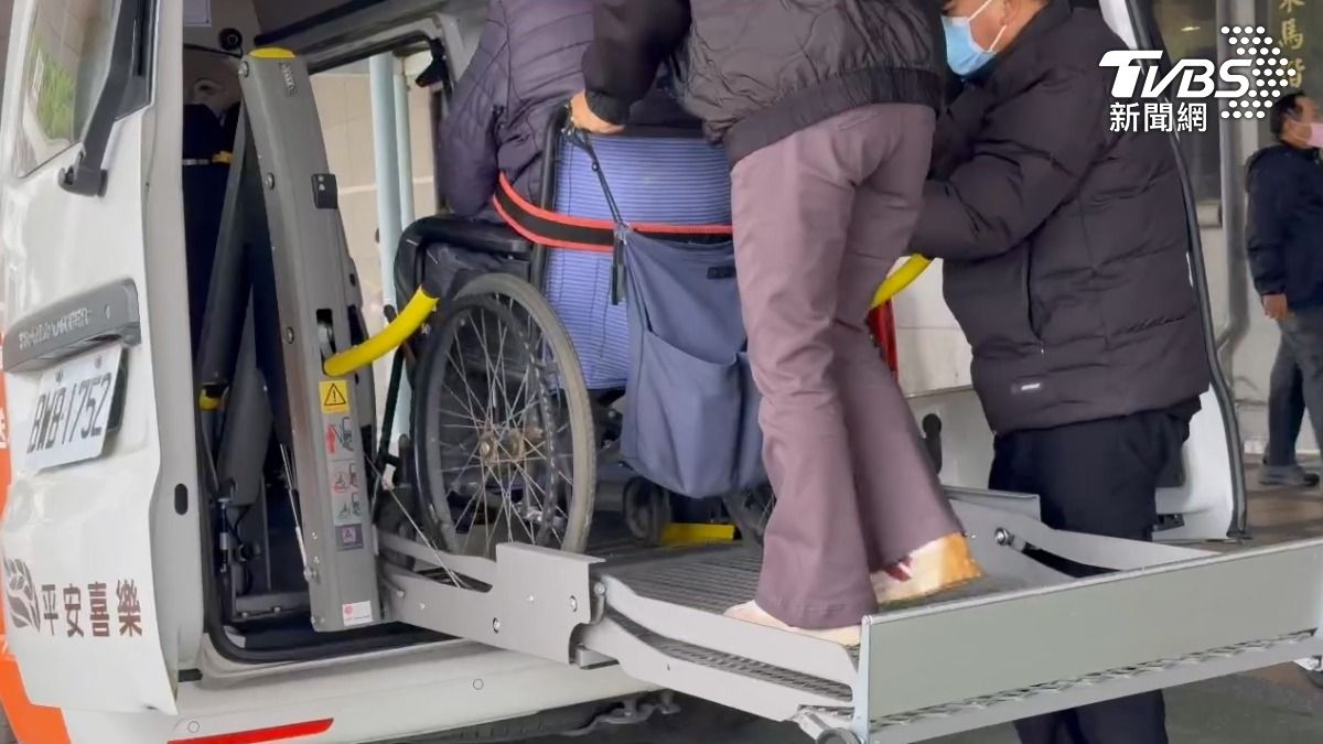 正常的復康巴士,除了會用安全帶將乘客繫住以外,連輪椅都會扣著,車尾門也會關上,才是合法合規,安全的作法(圖/TVBS)