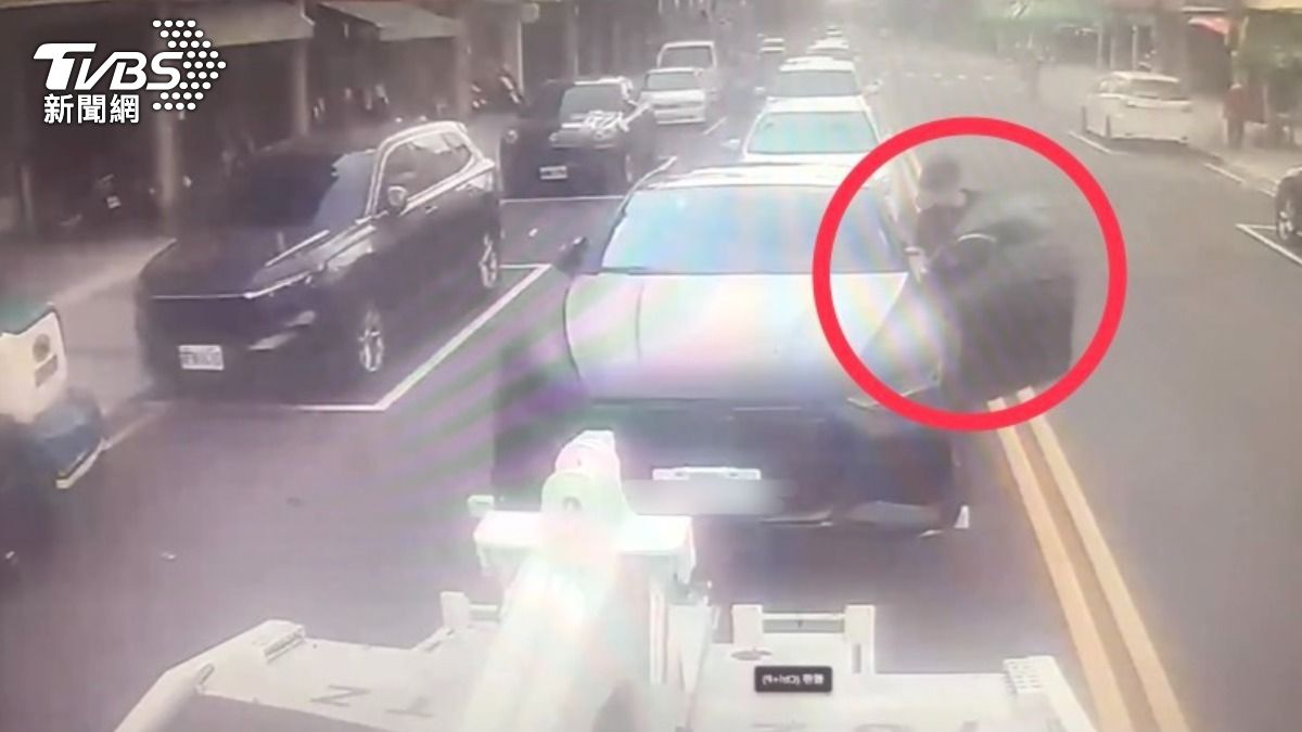 違停被拖吊! 竟趁紅燈「撕封條」坐上車沿路拍